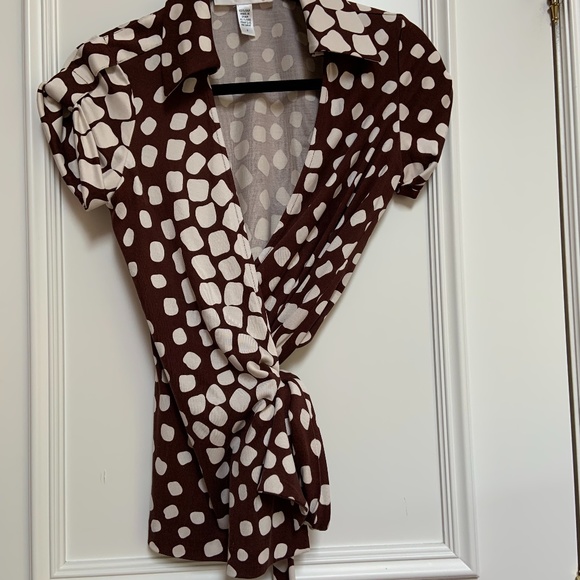 DVF Vintage Silk Brown and White Wrap Top - Picture 2 of 6